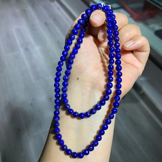 腕间藏着一片古蓝星空：青金石的帝青秘境