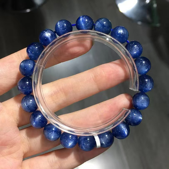 腕间揣了片深海蓝，蓝晶石把松弛感焊在手上