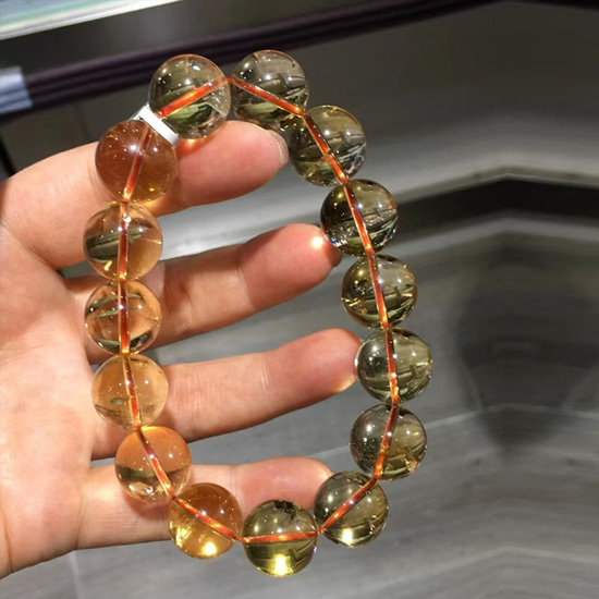 晶光聚财：黄水晶是随身的暖调小金库