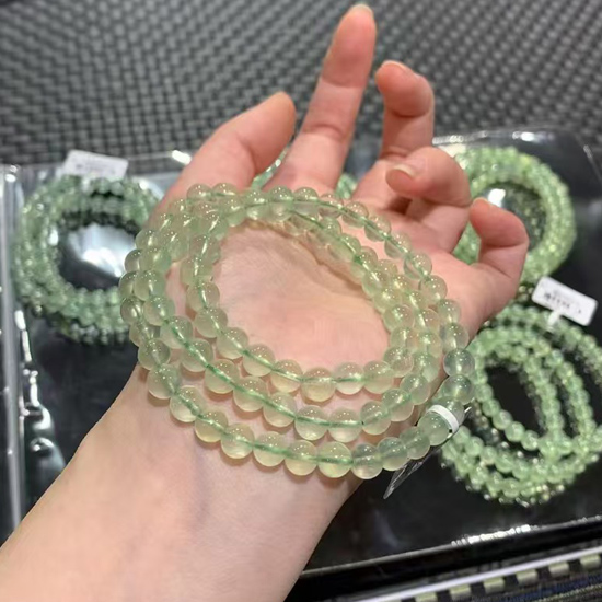 青冻凝翠：葡萄石手链的森系氛围感密码